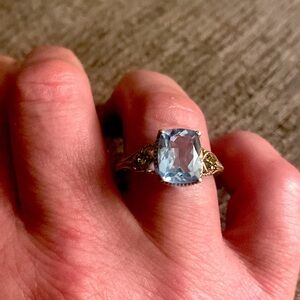 Lt sapphire with two peridot stones size8 925 sterling sliver